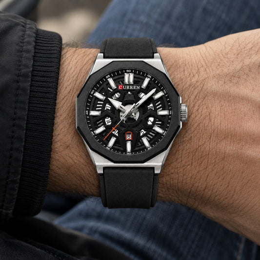 Reloj Curren 8437 Plata Negro – en la muñeca