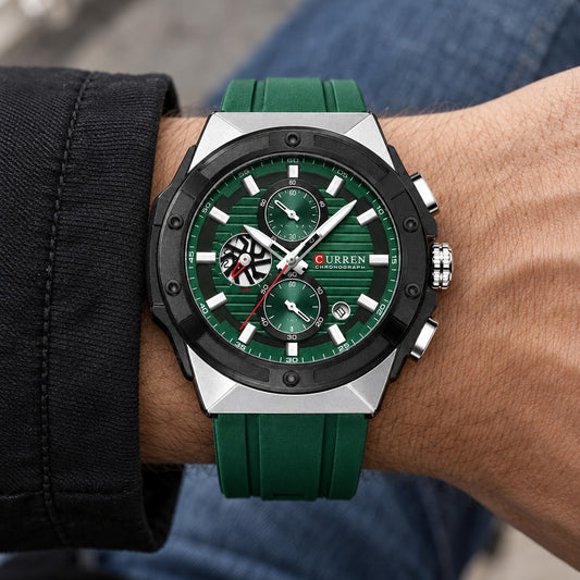 Reloj Curren 8462 Verde – en la muñeca